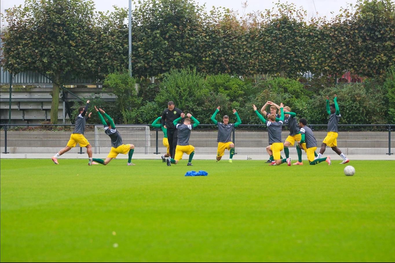 Ted de Man tijdens een trainingssessie bij ADO Den Haag