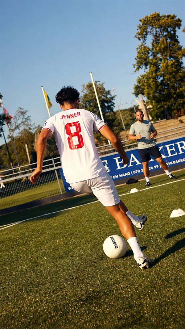 Speler werkt aan techniek en afwerking op het veld